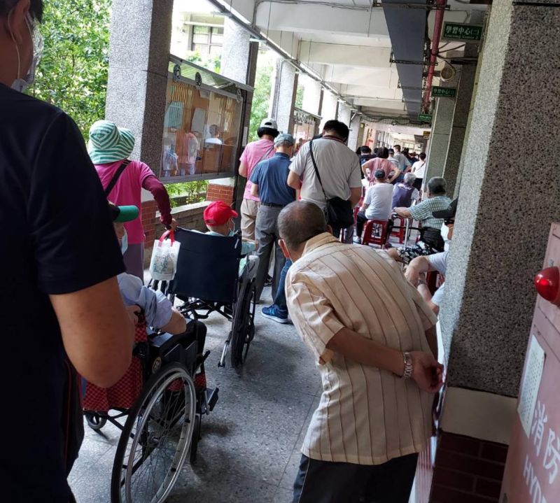 ▲桃園市長者接種新冠肺炎疫苗大排長龍。(圖／立委萬美玲臉書)