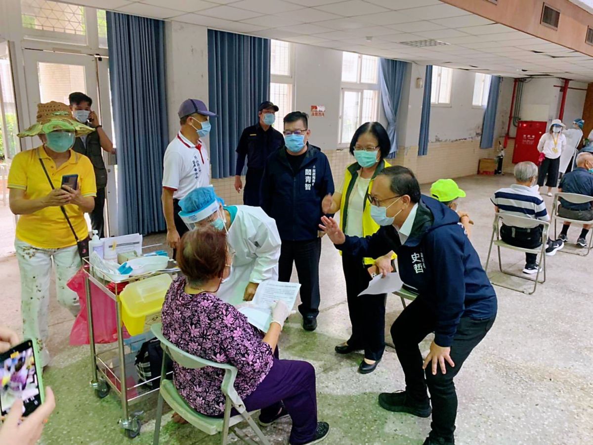 ▲副市長史哲與民政局長閻青智前往岡山高中接種站，關心長者們疫苗施打情形。（圖／高市府民政局提供）