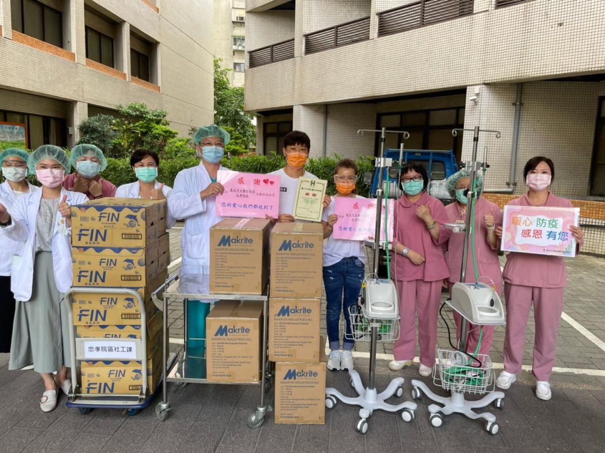 ▲侯昌明（右五）、曾雅蘭（右四）捐「救命神器」HFNC。（圖／翻攝侯昌明臉書）