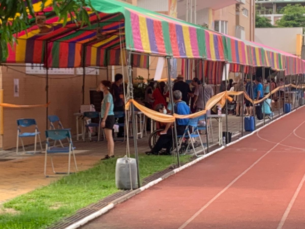 ▲議員接獲學校老師投訴指出，不是專業醫事人員，同時還在上課期間，被迫調課支援快打站，實屬不當(圖／李天生服務處提供2021.6.15)