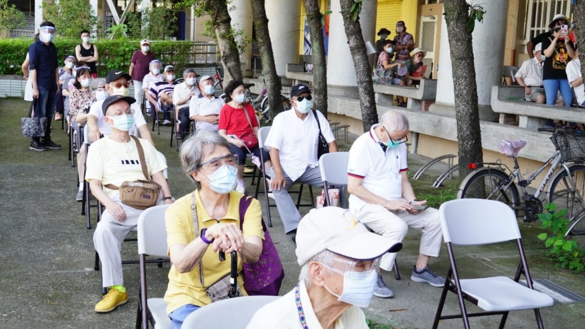 ▲台北市15日開放年長者施打疫苗，不過排隊人潮相當多。對此台北市長柯文哲表示，按照分配的施打時間前來就好，不需要提早來排隊。（圖／台北市政府提供）