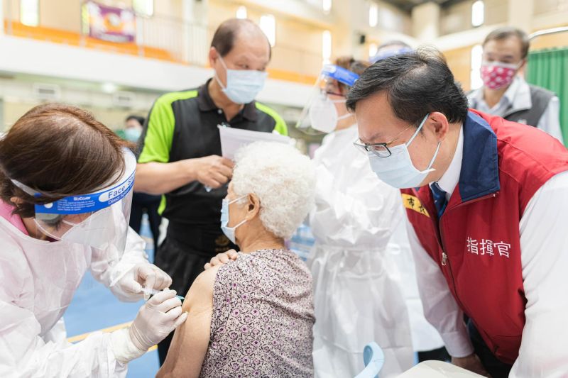 91歲老翁排隊施打疫苗倒地死亡　市府：老翁尚未施打疫苗
