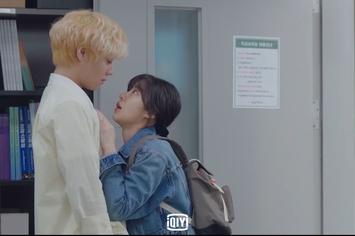 ▲姜旻兒（右）初遇朴志訓即撲倒懷中。（圖／愛奇藝國際站）