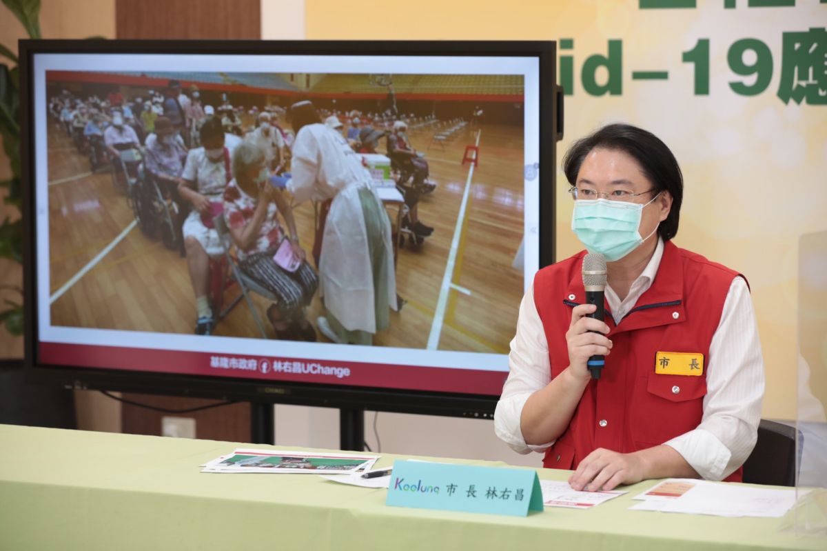 ▲基隆市長林右昌提醒長輩，疫苗畢竟不是仙丹，不是一打下去就百毒不侵，要14天才會慢慢形成保護力，最近還是不要「趴趴走」。（圖／基隆市政府提供）