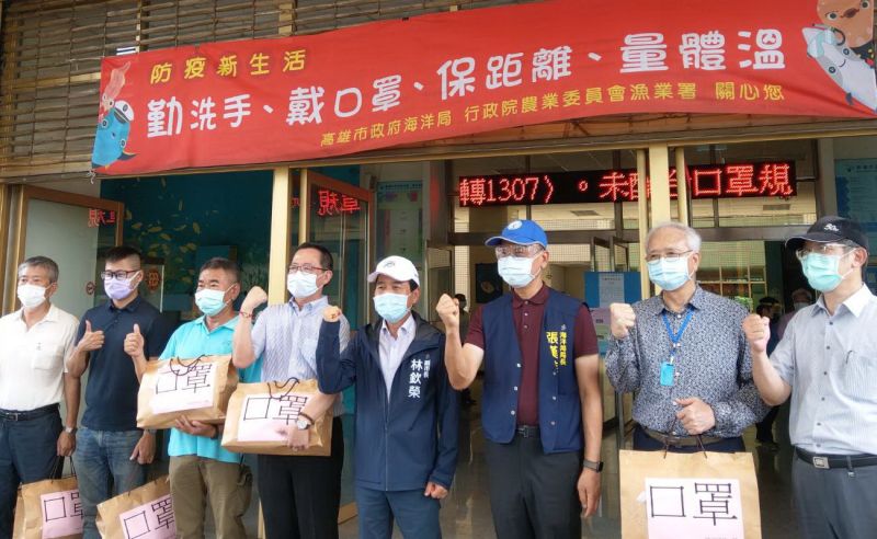 ▲高雄市副市長林欽榮(右4)致贈口罩，宣示防疫全方位。(圖／記者黃守作攝，2021.06.15)