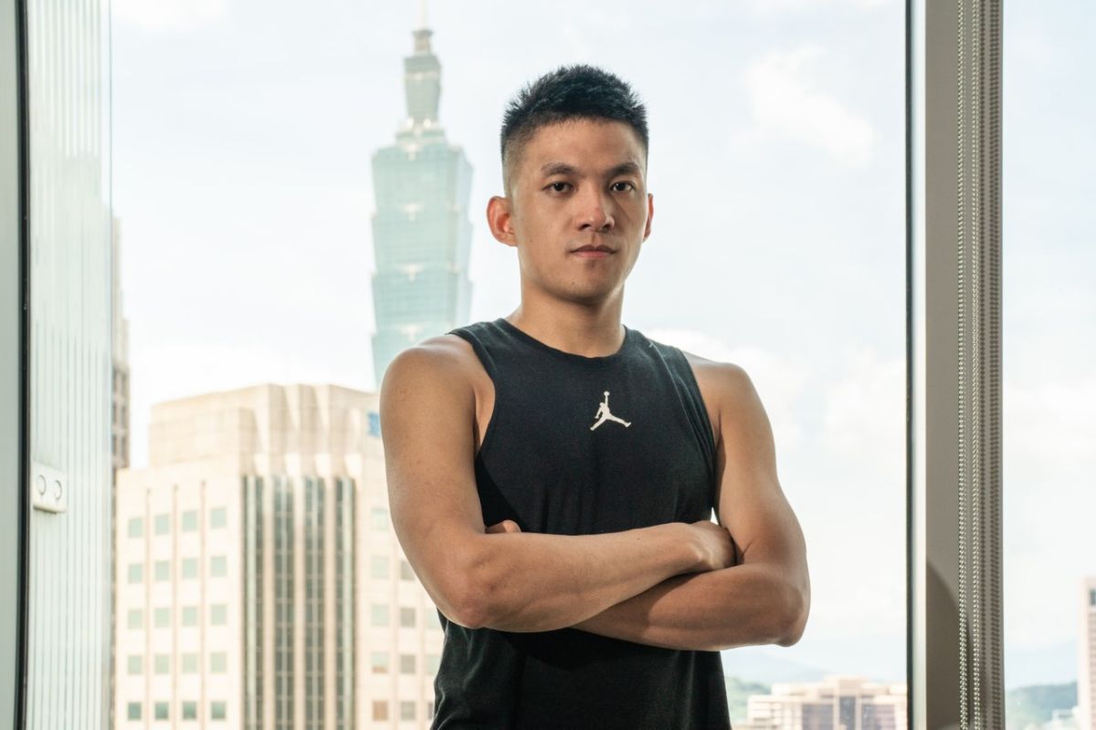 ▲高雄海神職業籃球隊今（15日）與九太籃球隊舉行聯合開訓，開訓由領隊侯嘉騏（Michelle）領軍，球隊執行長李偉誠（Wilson）、總經理王德堯（Devin）出席參與。因應新冠肺炎（COVID-19）全國第三級防疫警戒，開訓初期以居家肌力、體能訓練為主，指標球星于煥亞今日也一同參與，蓄勢待發迎接新賽季。(海神提供）