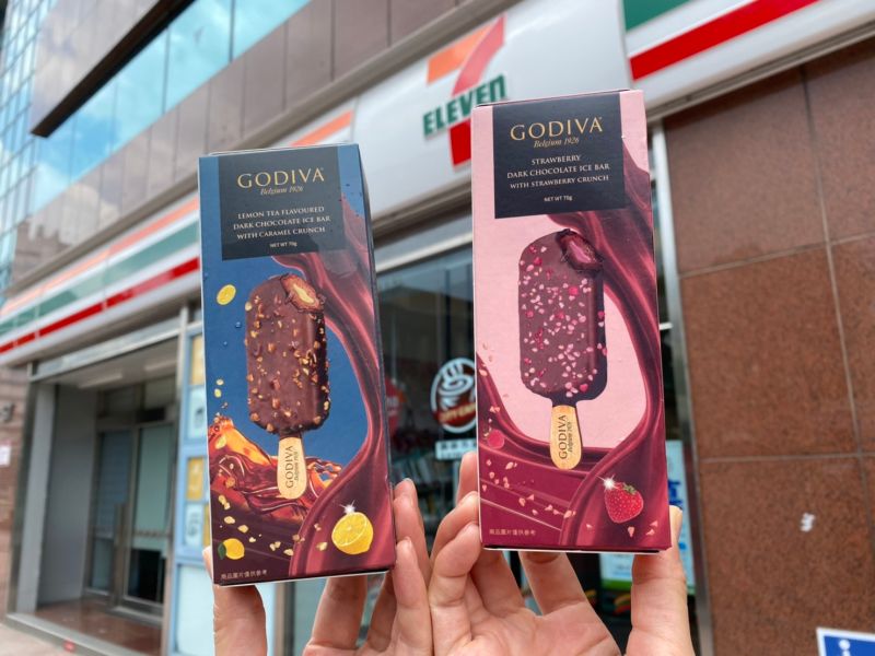 ▲統一超商推出「GODIVA草莓脆碎黑巧克力雪糕」，以及「GODIVA焦糖脆碎檸檬茶風味黑巧克力雪糕」。（圖／7-11提供）