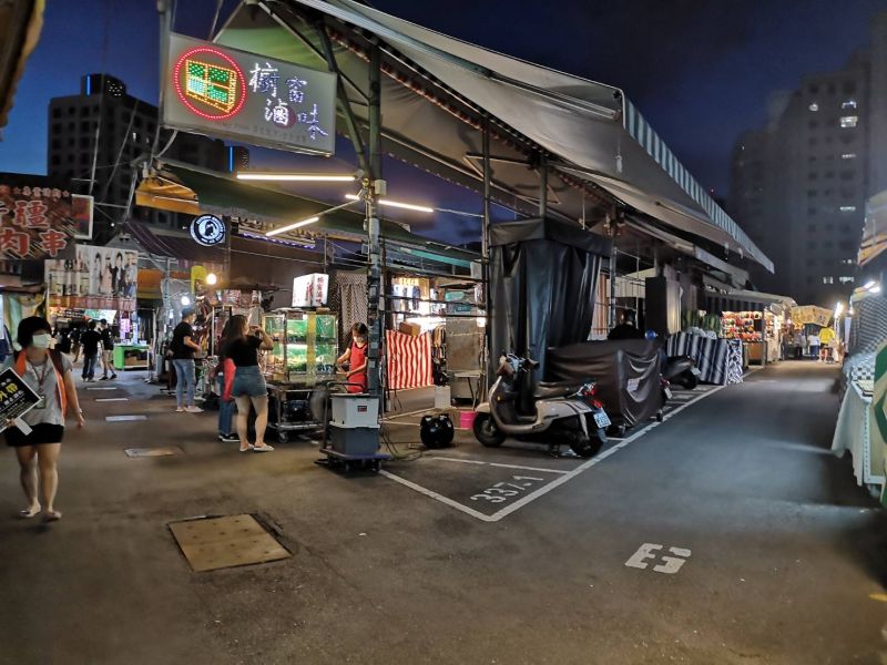 ▲瑞豐夜市只有部分商家恢復營業。(圖/記者鄭婷襄攝,2021.06.15)