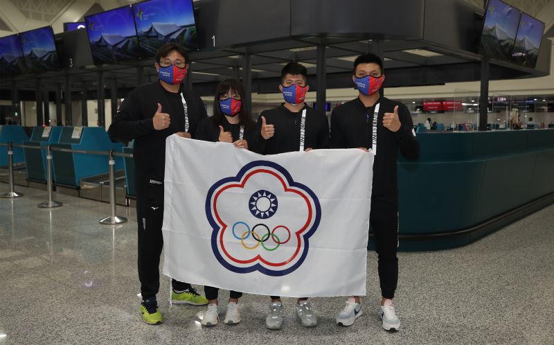 ▲教練劉曜彰、女子選手王怡臻、男子選手卓承齊、曾楷文。(圖/中華民國游泳協會提供)