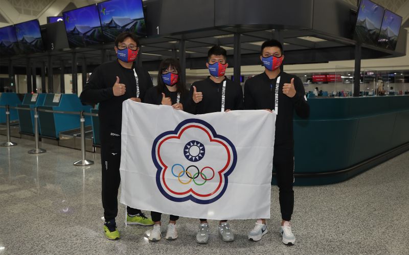 ▲教練劉曜彰、女子選手王怡臻、男子選手卓承齊、曾楷文。（圖／中華民國游泳協會提供）