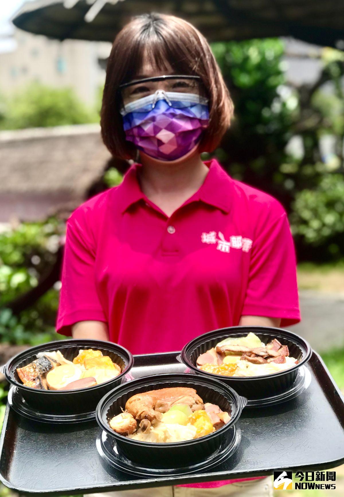 ▲台中市城市部落餐廳，原本專攻晚餐、宵夜時段，因疫情轉賣便當，貓頭鷹變早起鳥兒，有員工初始直說不習慣。（圖／記者金武鳳攝，2021.6.16)