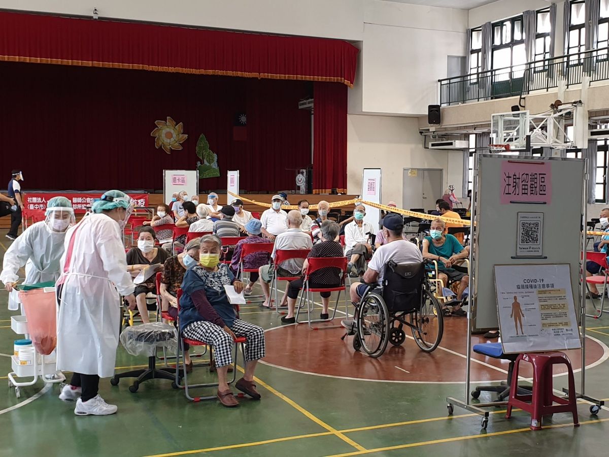 ▲中市（15）日起優先為85歲以上長輩施打(圖／市政府提供2021.6.16)