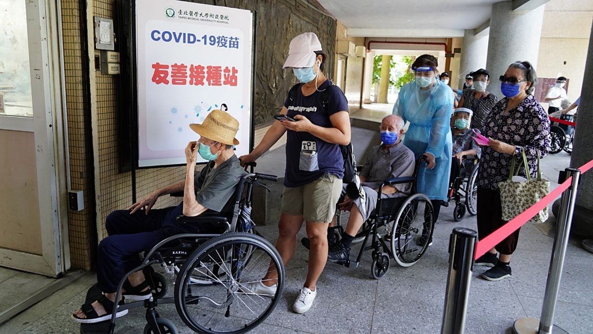 ▲台北市15日上午開放長者施打疫苗，不過位在萬華區的西園醫院卻傳出疑似疫苗配送不足的情況。（圖／台北市政府提供，非當事醫院）