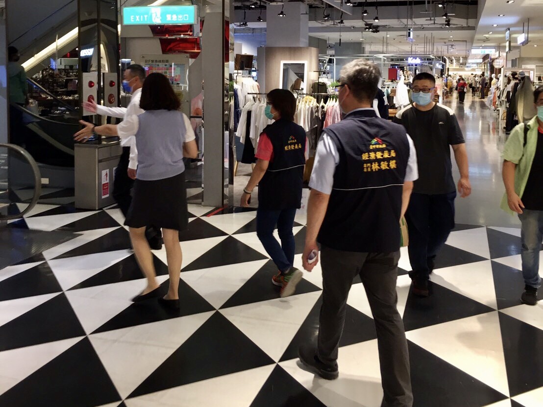 ▲台中市府昨晚帶隊前往新光三越視察員工上下班分流動線。（圖／市府提供）