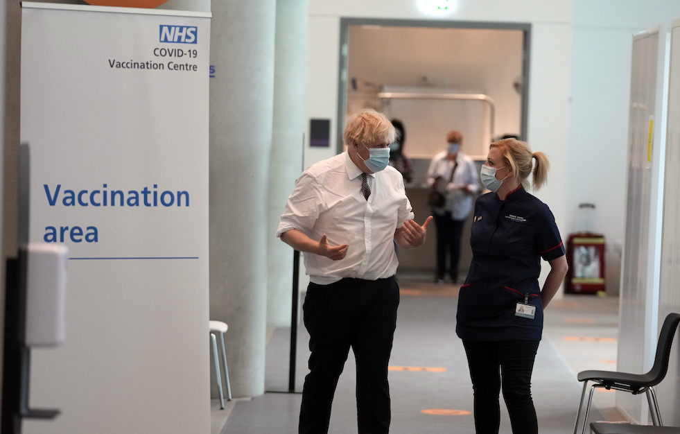 ▲英國政府早前建議40歲以下施打AZ以外的疫苗，導致莫德納、輝瑞疫苗的供應吃緊。（圖／美聯社／達志影像）