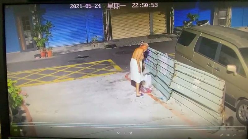 ▲民眾亂丟垃圾還沒有戴口罩,環保局將依法開罰。(圖/翻攝畫面)