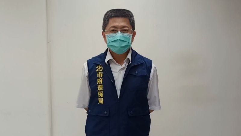 ▲環保局環境稽查科科長黃家俊呼籲市民朋友,外出倒垃圾務必要戴上口罩,若是沒有戴口罩,一經查獲將會移請衛生單位予以告發,並處以3,000元以上的罰款。(圖/翻攝畫面)