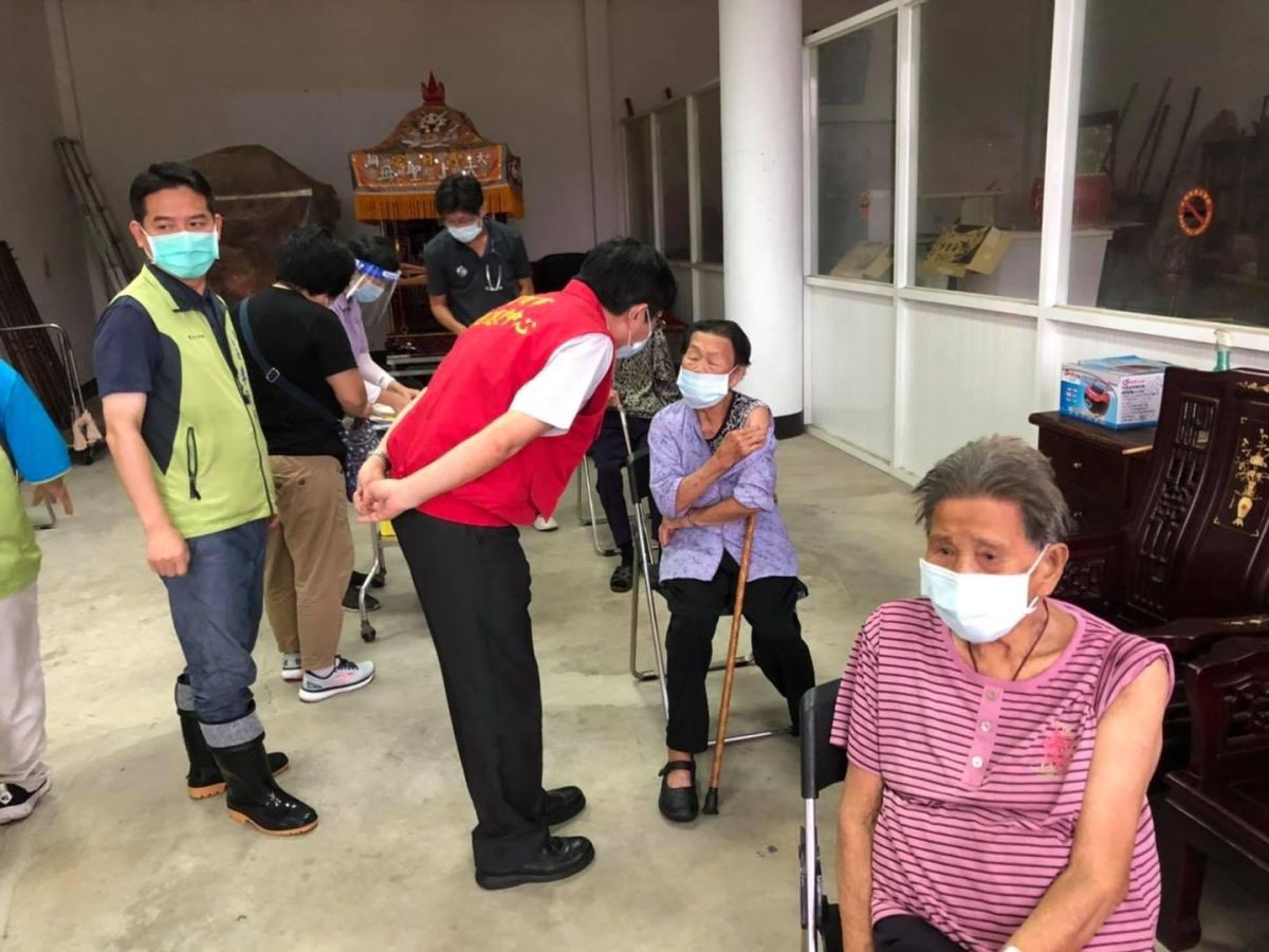 ▲針對疫苗接種戰各面向業務需要，高市府局處首長們穿上防災會議上的紅背心由督導轉變成指揮官，以便因地制宜調度。（圖／高市府提供）