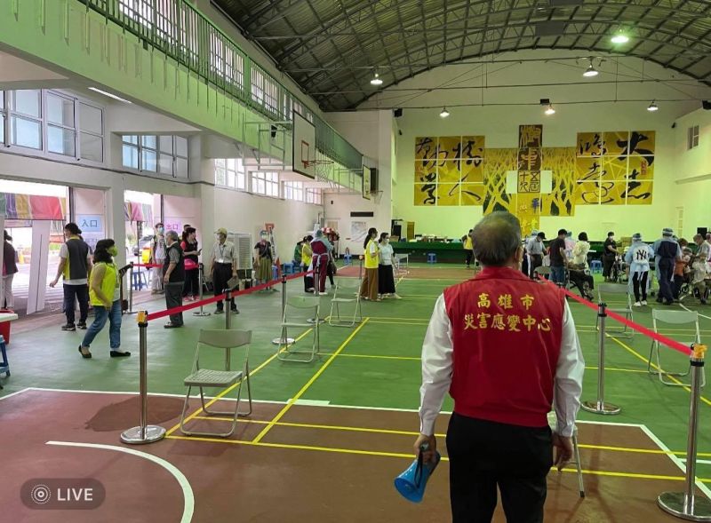 ▲市長陳其邁昨日在疫苗接種結束後、兩度召開會議檢討,會中決定所有局處首長,由督導轉變為指揮官並從災防中心送來防災應變時首長們的紅背心。(圖/高市府提供)