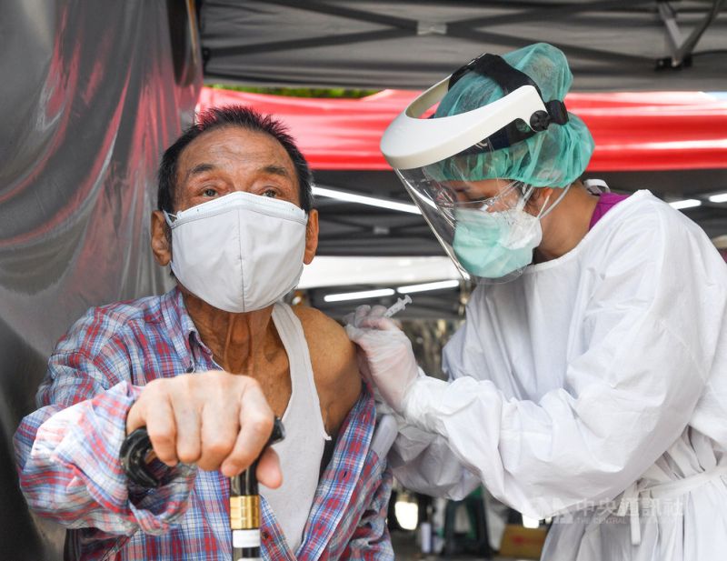 ▲台北市西園醫院16日上午為高齡長者施打COVID-19疫苗，醫護人員在戶外帳篷區為長者注射。（圖/中央社)