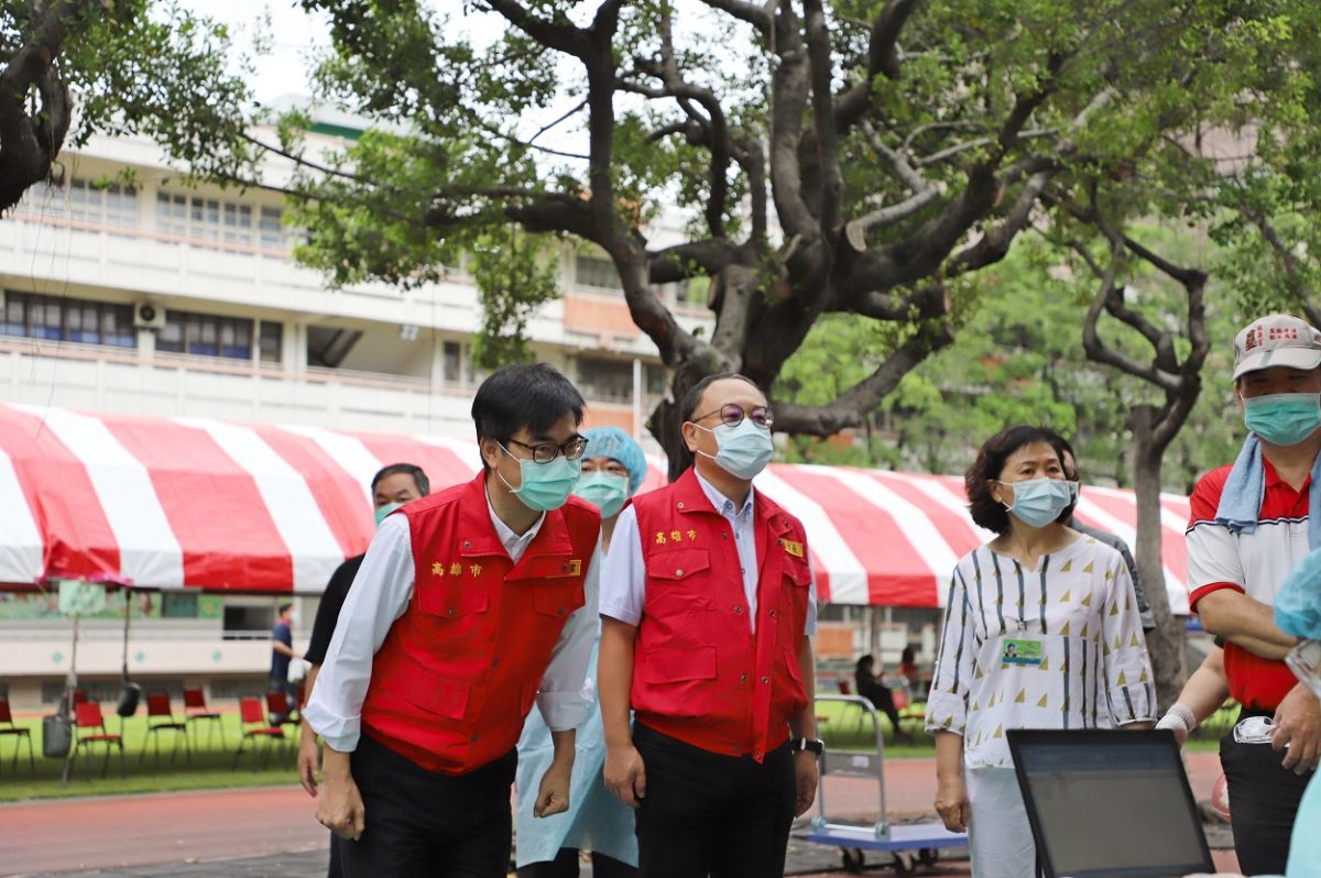 ▲高雄市長陳其邁今天一大早就前往各處接種站，了解疫苗施打作業狀況，由於天雨路滑，陳其邁也提醒長輩們不用趕、會延長時間。（圖／高市府提供）