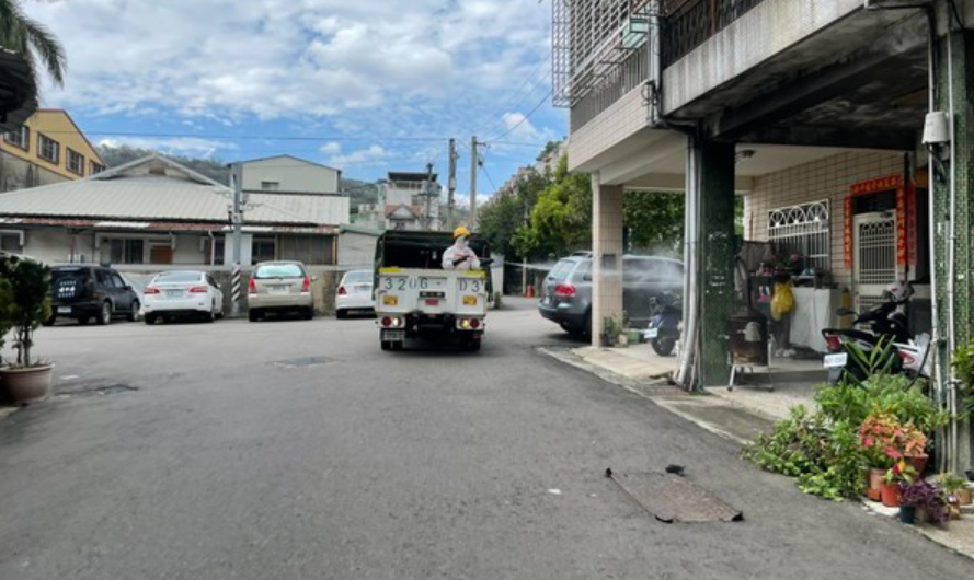 ▲筍農一家14人9人確診武漢肺炎，台中市環保局對社區環境進行大消毒。（圖/新頭殼）