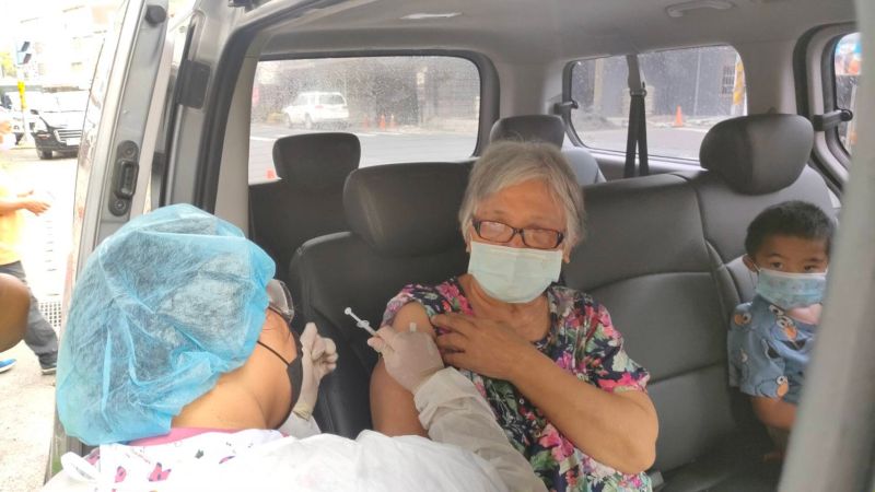 ▲高雄桃源區衛生所醫護,為行動不便長輩直接在車上問診施打疫苗。(圖/高市府提供)
