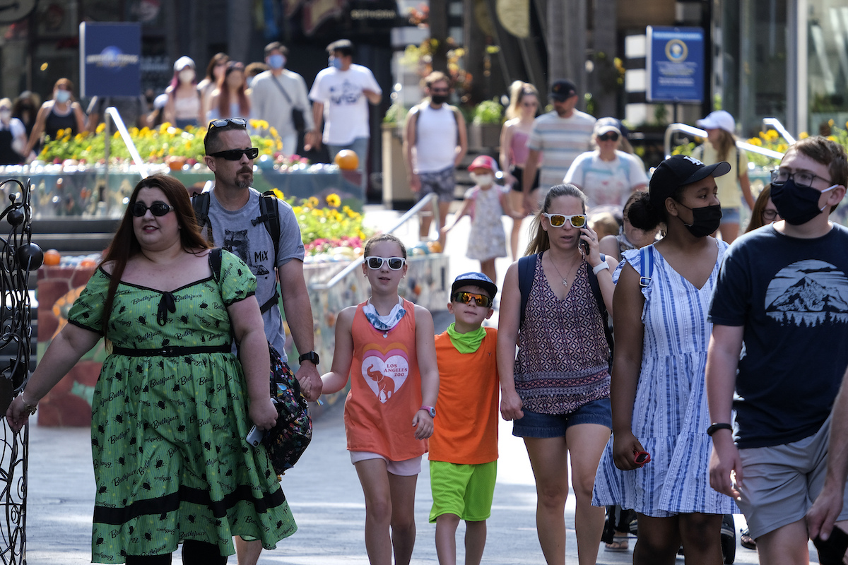 ▲最近Delta變異株造成全美疫情升溫，也再掀佩戴口罩的政治爭議，儘管衛生當局強烈建議，部分州州長仍反對所有要求強制佩戴口罩的措施。（圖／美聯社／達志影像）