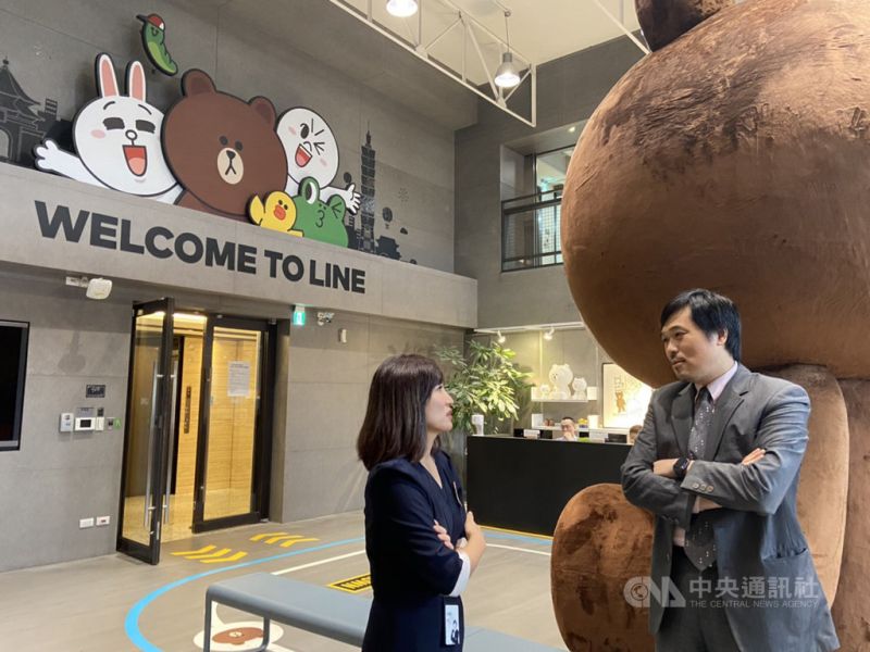 ▲國內疫情嚴峻，餐飲產業受影響，美食映象品牌顧問黃平融（右）建議，餐飲業必須先有策略地來降低成本，像是跟房東商談降租，減少人力或分流上班來降低人事成本，同時要積極投入外帶外送的市場。（業者提供）中央社記者蘇木春傳真　110年6月16日