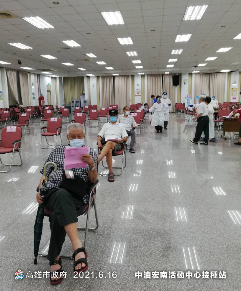 ▲高雄市長陳其邁說,像照片上兩位長輩都翹腳,不會匆忙,這就是這次市府設定的目標,希望長輩朋友來施打疫苗的時候都可以很輕鬆。(圖/高雄市政府提供)