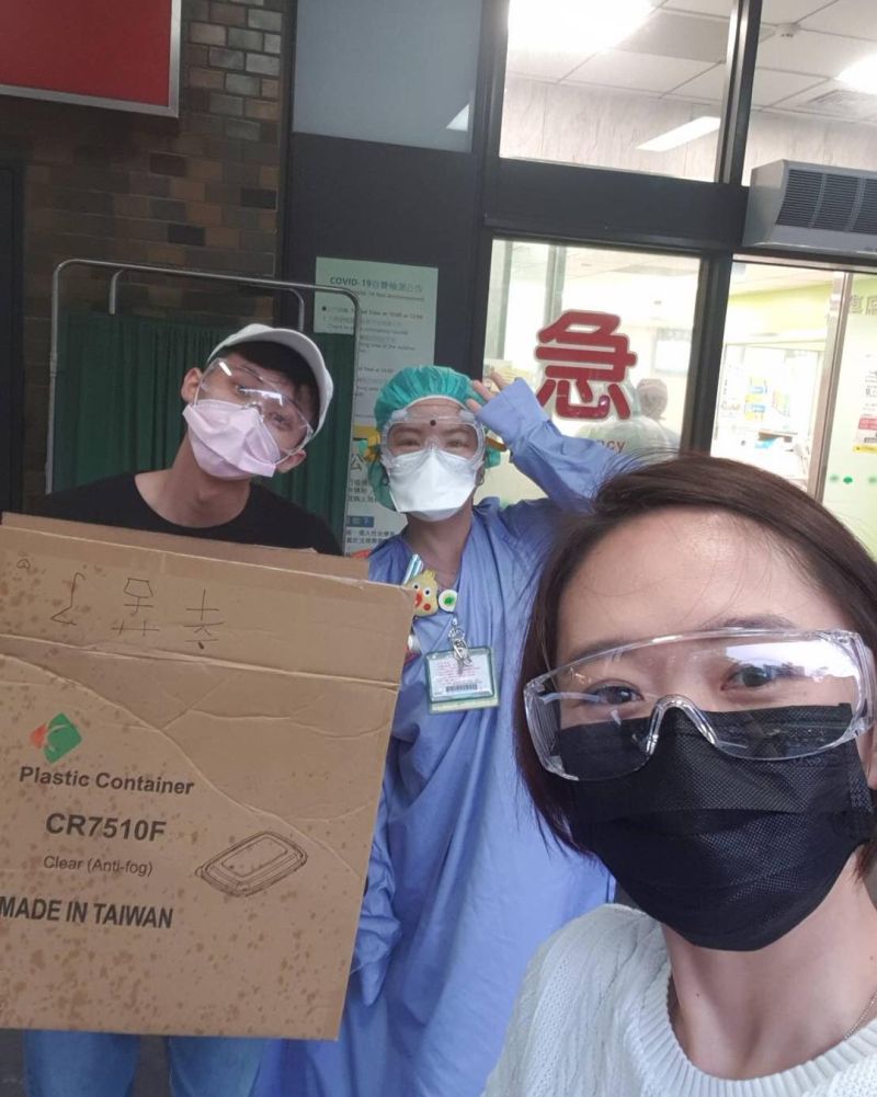 ▲何依霈(右)帶師弟吳政迪一起送便當到醫院。(圖/翻攝何依霈臉書)