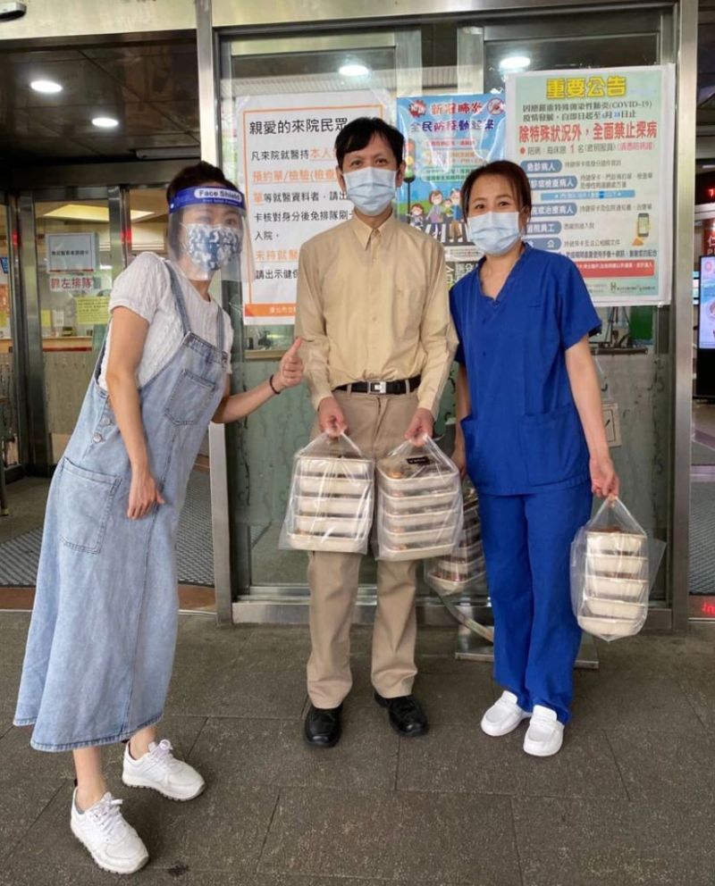 ▲何依霈(左)親自開車外送,雙北醫院都去過。(圖/翻攝何依霈臉書)