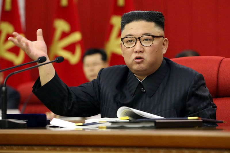 ▲北韓領導人金正恩昨（15）日主持會議，消瘦的身形與之前判若兩人。（圖／美聯社／達志影像）