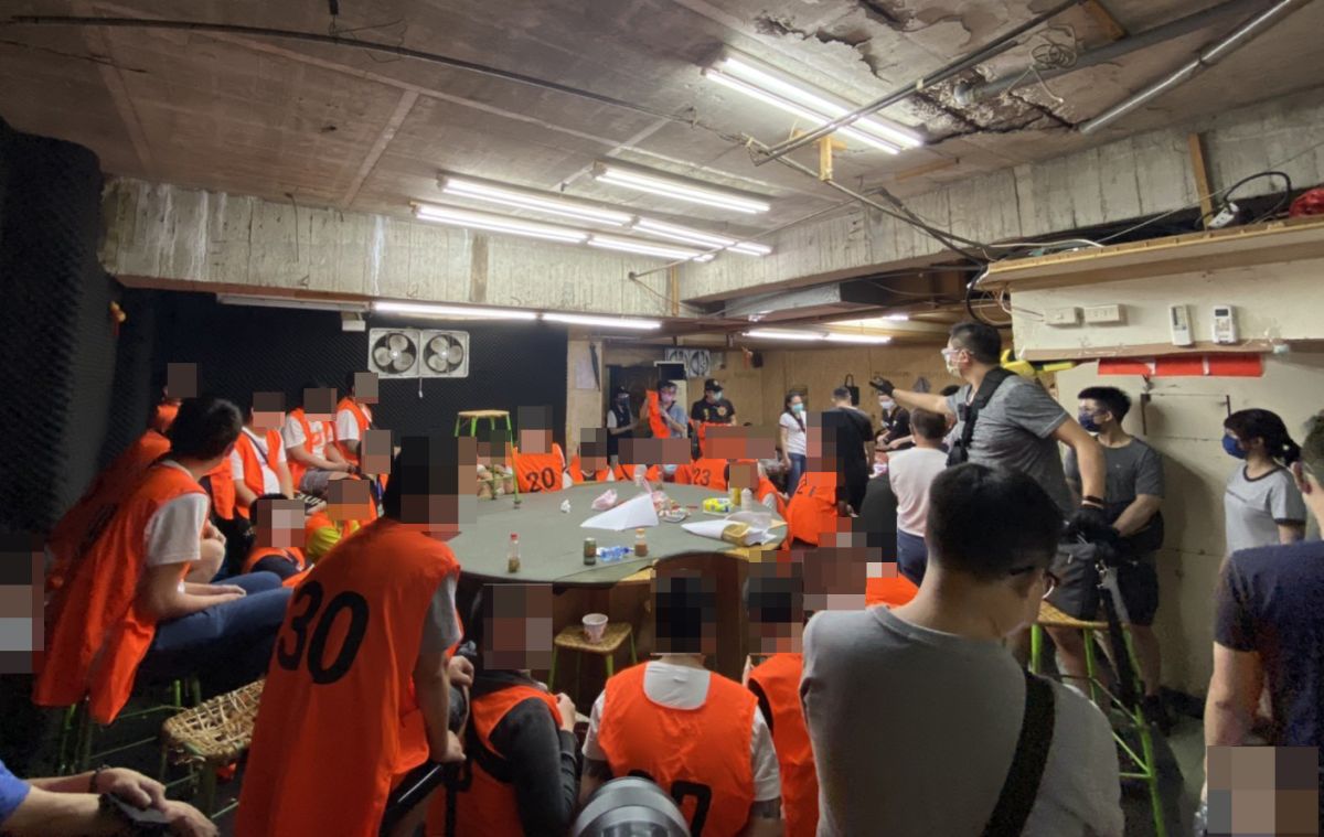 ▲中壢警方今天凌晨破獲一處職業賭場，狹窄空間內居然擠進近70人群聚賭博，現場宛如沙丁魚罐頭一般。（圖／中壢分局提供）