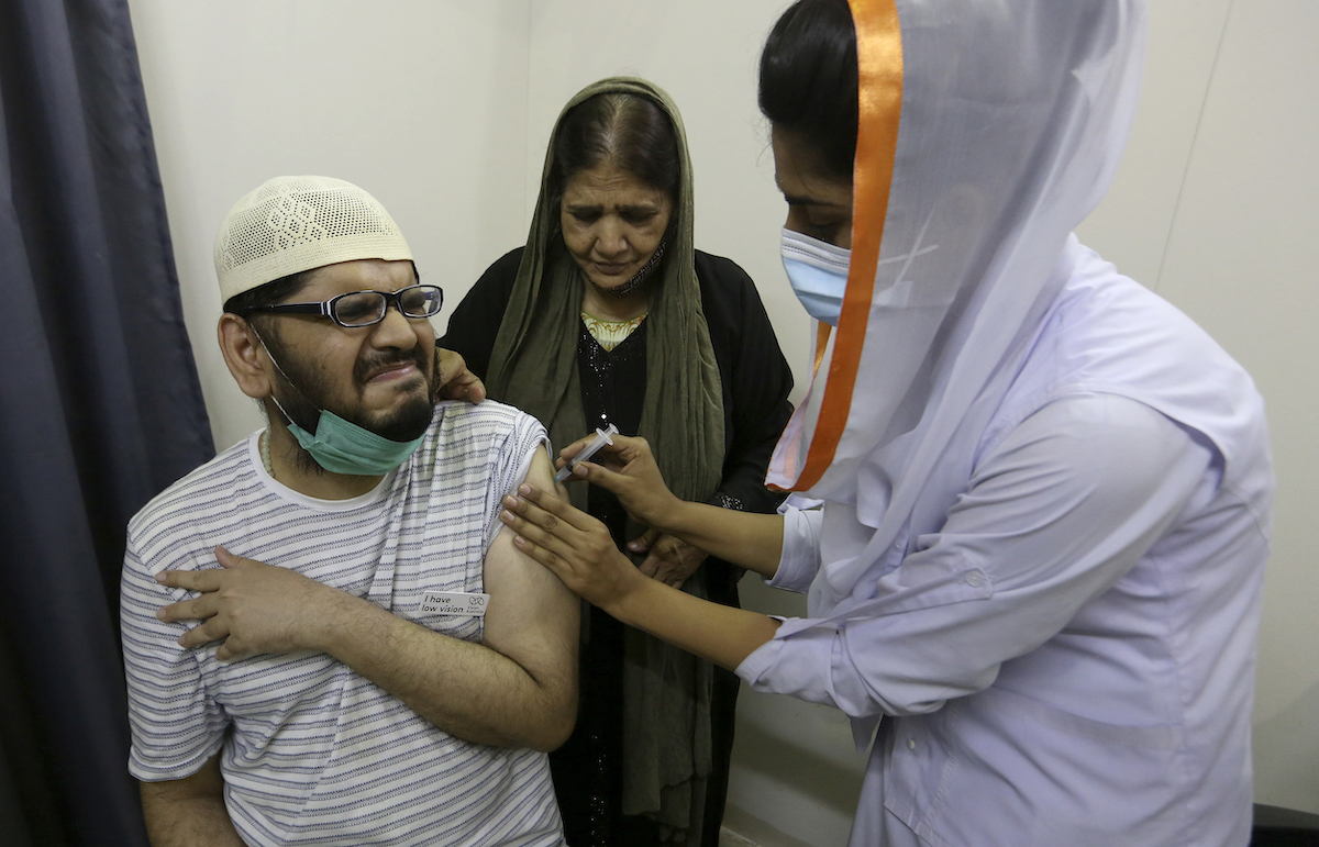 ▲為加速疫苗施打速度，巴基斯坦政府打算採取激烈手段，讓民眾願意接種。（圖／美聯社／達志影像）