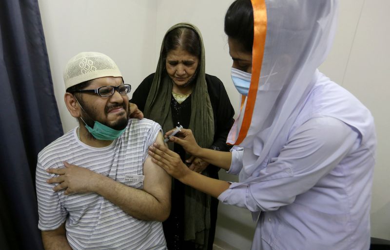 ▲為加速疫苗施打速度，巴基斯坦政府打算採取激烈手段，讓民眾願意接種。（圖／美聯社／達志影像）