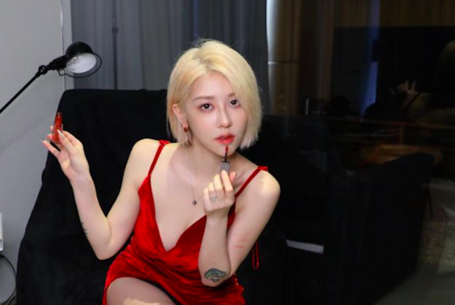 ▲美麗妄娜穿著性感洋裝問粉絲們「我是誰的老婆」，隨即引起熱烈迴響。（圖／翻攝美麗妄娜IG）