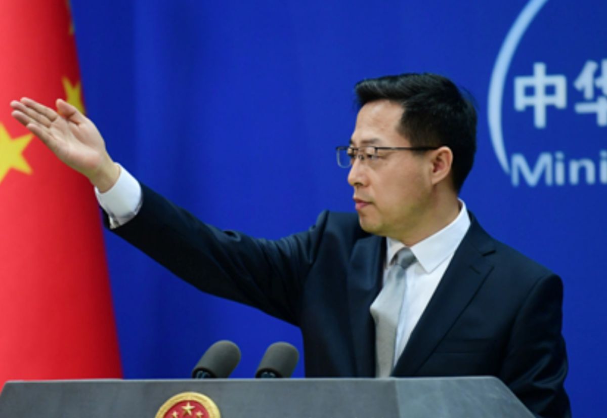 ▲美國贈給千里達與托巴哥80瓶輝瑞疫苗的事引起熱議，對此中國外交部則聲稱，已捐給千里達與托巴哥10萬劑疫苗，明顯比美國的80瓶還多。圖為趙立堅16日於記者會。（圖／翻攝自中國外交部官網）