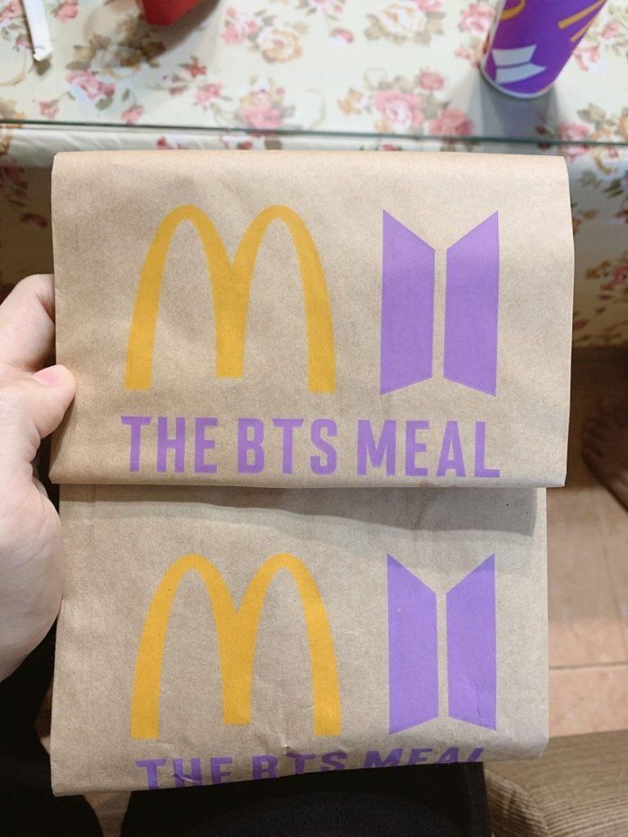 ▲網友發現自己買了一個BTS套餐卻拿到兩個紙袋。（圖/Dcard）