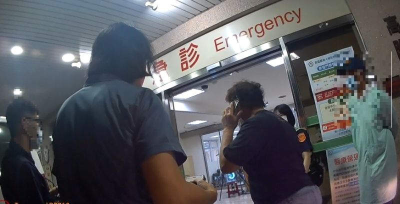 ▲高雄潘姓老翁家屬陪同就醫,因不熟悉醫院人數管制和院方發生爭執,警方獲報到場處理安撫。(圖/翻攝畫面)