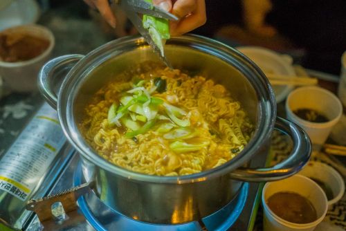 ▲泡麵還能怎變化呢？不少老饕直指「加白飯很像日本的湯泡飯，既好吃又飽足。」（示意圖／翻攝自Pixabay）