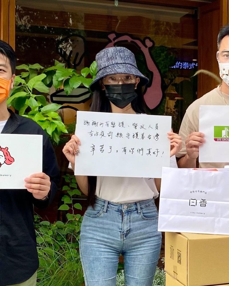 ▲子涵送愛心吐司慰勞前線醫護、警消。(圖/子涵IG)
