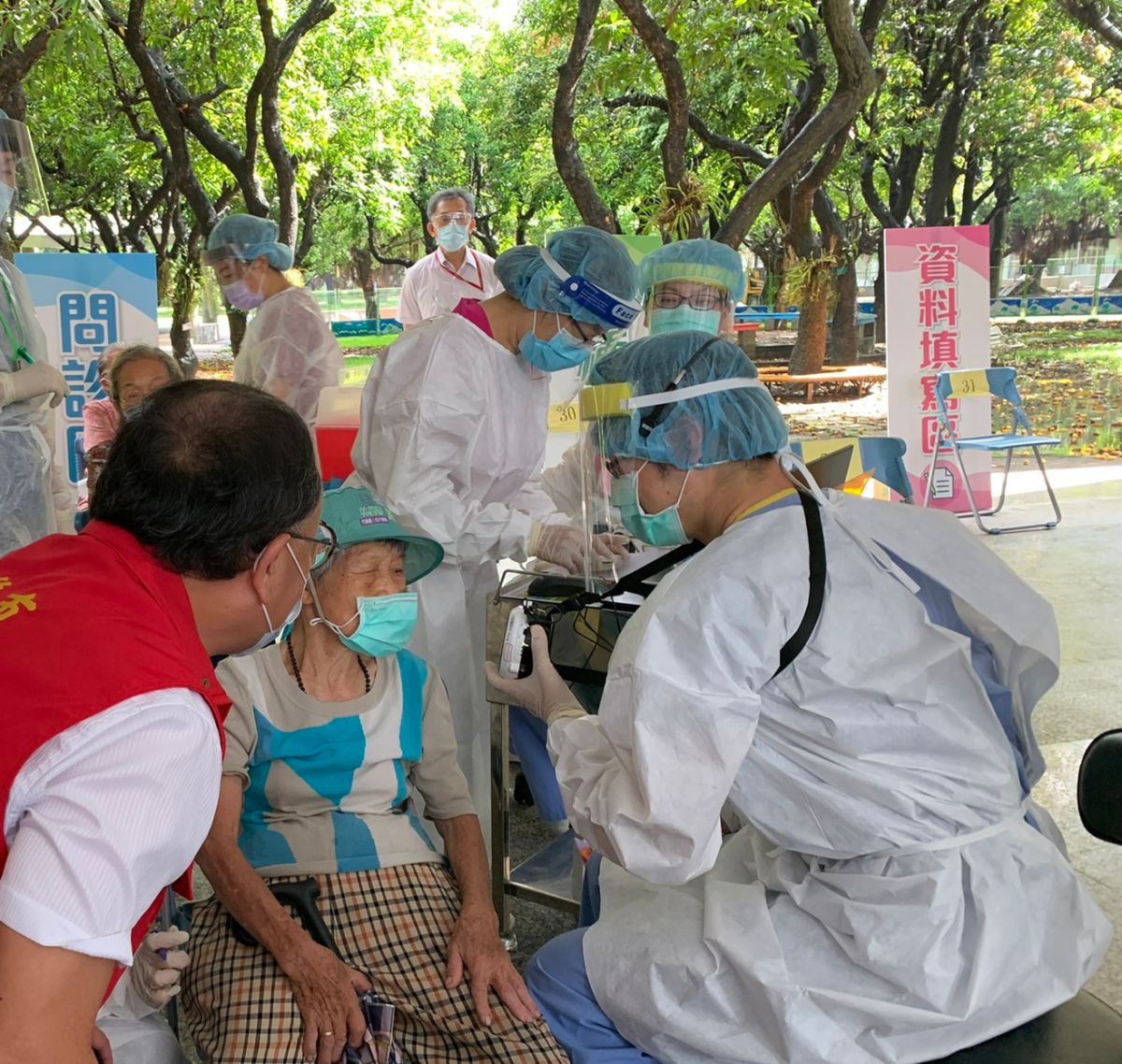 ▲史哲一早視察現場接種服務發現高榮團隊的醫護團隊顧及到長輩們聽力上的狀況，所以在問診時自備小型擴音器且國台語都通。（圖／截自史哲臉書）

