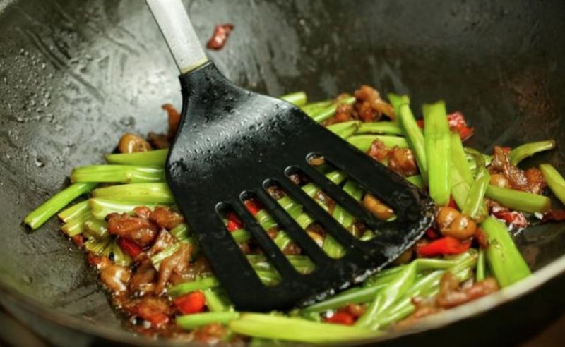 ▲《小楊聊美食》分享炒空心菜的「獨門佐料」,味道讓人吃不膩。(圖/翻攝自《小楊聊美食》)