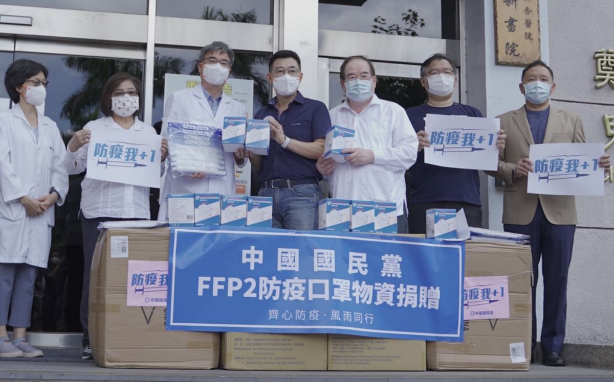 ▲國民黨主席江啟臣上午偕同國民黨秘書長李乾龍、台北市黨部主委黃呂錦茹、中常委李德維、陳汪全等致送醫療物資至聯醫中興院區。（圖／國民黨提供）