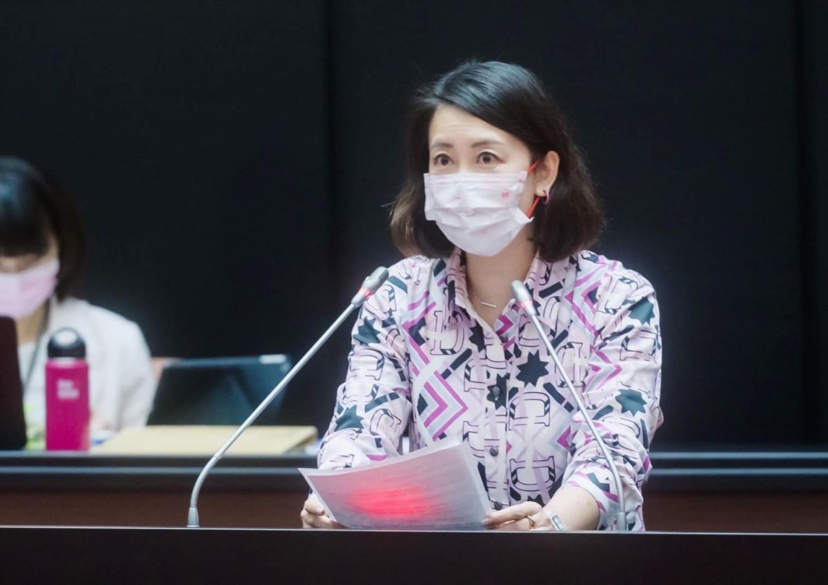 ▲民進黨立委吳思瑤以「郭台銘深夜與陳時中通電話」一事，酸了黃珊珊一番。（圖／翻攝自吳思瑤臉書）