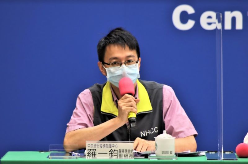 ▲中央流行疫情指揮中心醫療應變組副組長羅一鈞今(17)於記者會上,說明防疫相關事宜。(圖/指揮中心提供)