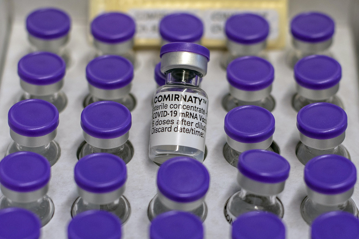 ▲美國官員表示，從2022年開始，美國計劃每年增產10億劑mRNA疫苗，以因應眼前和未來的新冠疫情。示意圖。（圖／美聯社／達志影像）