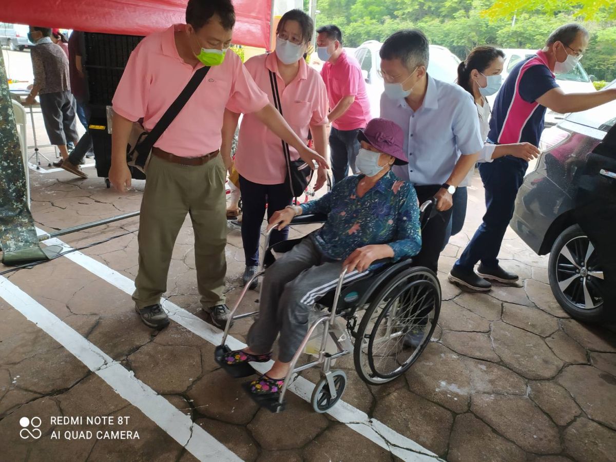 ▲捷運團隊與長輩及家屬親切互動，並協助攙扶長輩下車幫忙推輪椅。（圖／高市府捷運局提供）