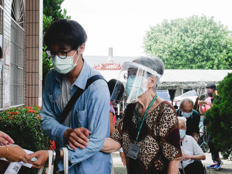 ▲橋頭接種站現場有長者在青年陪同下接種。(圖/高市府青年陪提供)